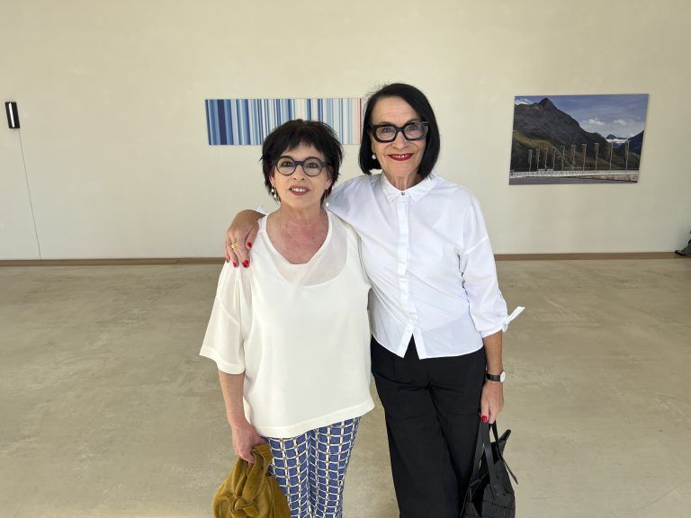 Gabi Thaler kam mit Ella Rose zur Ausstellungseröffnung
