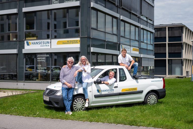 Das Gründungsteam von Hansesun mit dem ersten Lieferwagen