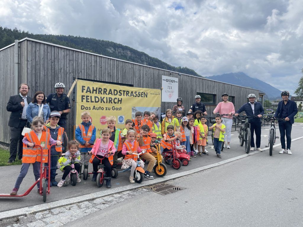 Rasantes Straßenrennen zur Eröffnung der Fahrradstraße in Altenstadt