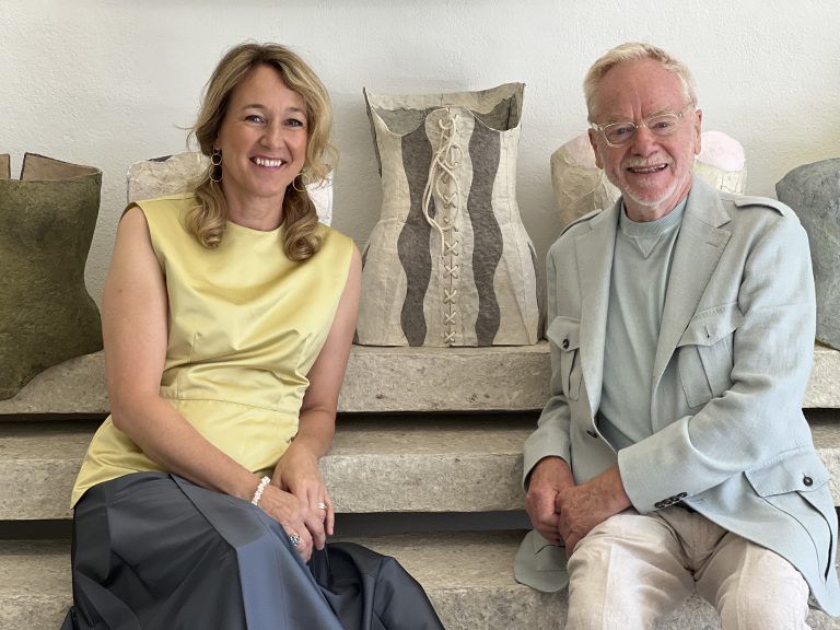Kuratorin Judith Reichart mit Künstler Tone Fink luden zur Sommerausstellung solo.tone