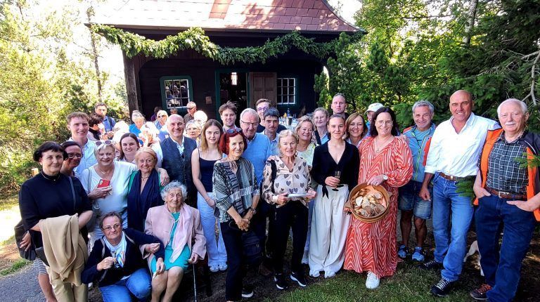 Das 95-Jahr-Jubiläum der Theresienkapelle am Pfänder wurde zum großen Reichart-Familientreffen, ganz im Sinne der seinerzeitigen Stifter Anton und Anna Reichart. - © Schallert/BMS