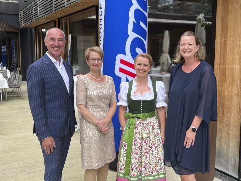 Luden zum Festspiel-Kundenempfang: DONAU Landesdir. Jürgen Gmeiner, Generaldir. Judit Havasi, Birgit Kogler und Nicole Gmeiner