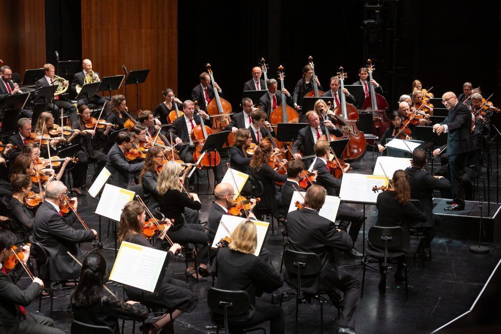 Lodernde Klänge, beißende Rhythmen