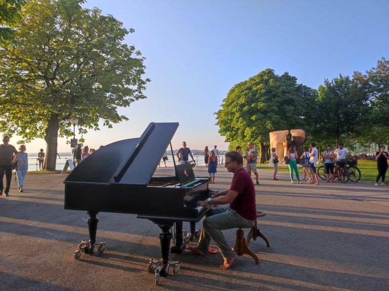 Ein großes Konzertflügel für jedermann zum Einstimmen