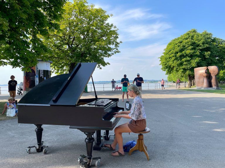 Ein großes Konzertflügel für jedermann zum Einstimmen