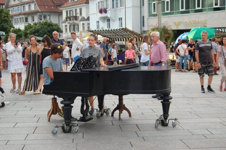 Ein großes Konzertflügel für jedermann zum Einstimmen