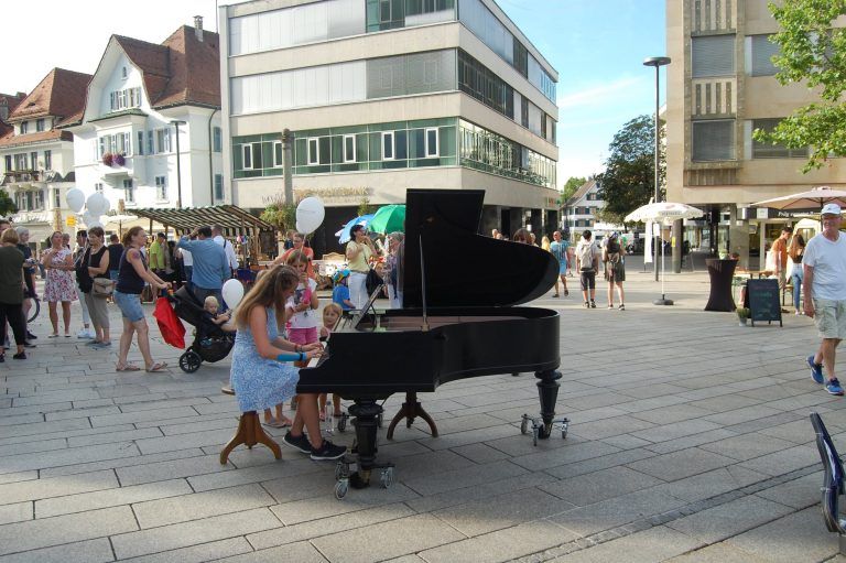 Ein großes Konzertflügel für jedermann zum Einstimmen