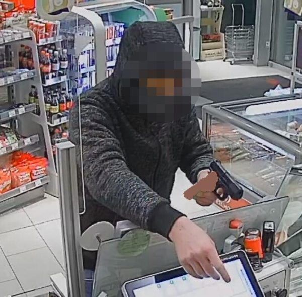 Überfälle auf Tankstellen: Unbedingte Haftstrafen für „relativ“ geringe Beute