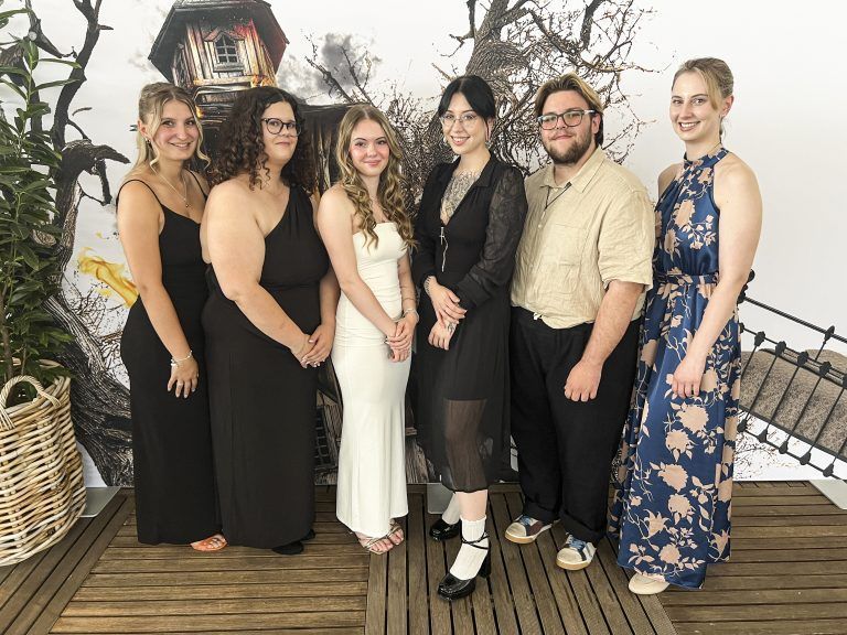 Svenja Walch, Rebekka Da Cunha Marques, Claudia Preuss, Nina-Sofie Barbir, Jeremia Silber und Michelle Gohm feierten ihren Lehrabschluß