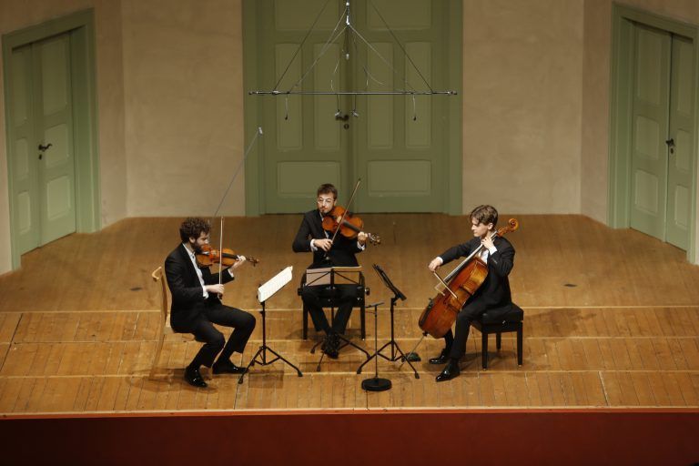 Emmanuel Tjeknavorian (Violine), Benedict Mitterbauer (Viola) und Jeremias Fliedl (Violoncello)