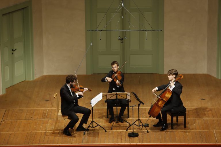 Emmanuel Tjeknavorian (Violine), Benedict Mitterbauer (Viola) und Jeremias Fliedl (Violoncello)