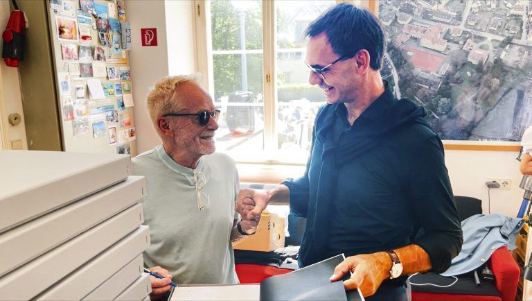 Tone Fink signiert seinen Bildband für LH Markus Wallner