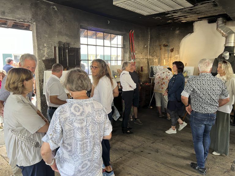 Vernissage in der alten Schmiede lockte Kunstfreunde nach Hohenems