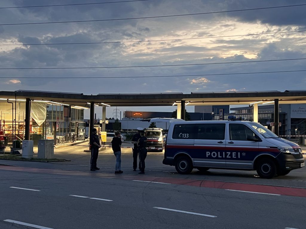 Tankstellenräuber von Shop-Mitarbeiter verfolgt