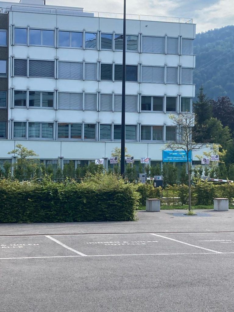 LKH Bregenz, Abtreibungsgegner hinter Hecken