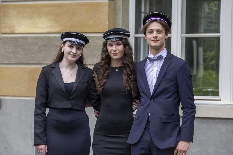 MaturantInnen der HAK Feldkirch als Titelbild für die Maturabeilage Lisa Müller Anna Durig Vincent Mayer