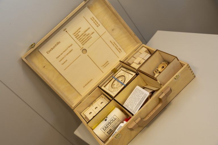 Bundesminister Martin Polaschek bringt den „digi-case“, ein Medienkoffer zum Erlernen digitaler und informatischer Kompetenzen auf analoge Weise