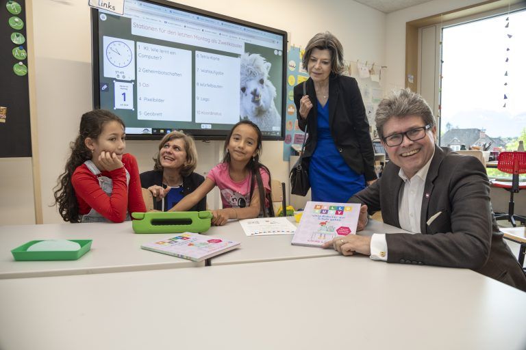 Bundesminister Martin Polaschek bringt den „digi-case“, ein Medienkoffer zum Erlernen digitaler und informatischer Kompetenzen auf analoge Weise