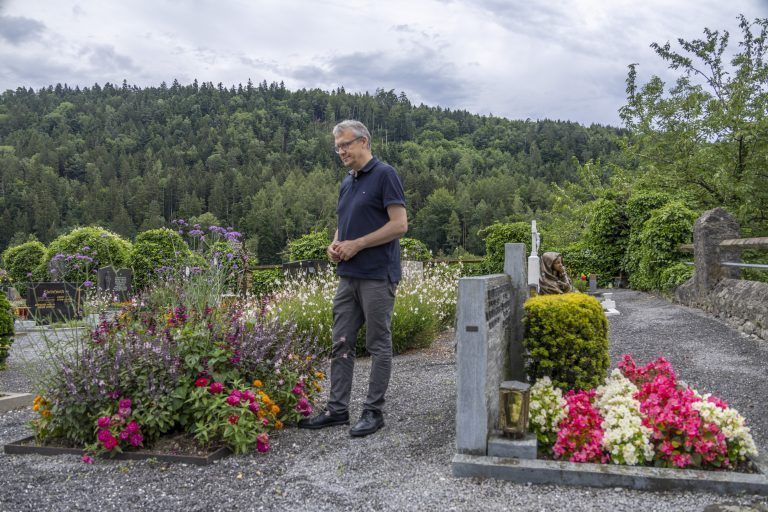 Wir treffen Rankler Mesner Martin Salzmann. Gräberreihen weisen immer mehr Lücken auf, weil die Urnenbestattung deutlich mehr wird. In Rankweil haben sie da beim St, Michaelsfriedhof ein echt nettes Projekt. Sie bepflanzen nämlich die leerstehenden Gräber mit Blumenwiesen.