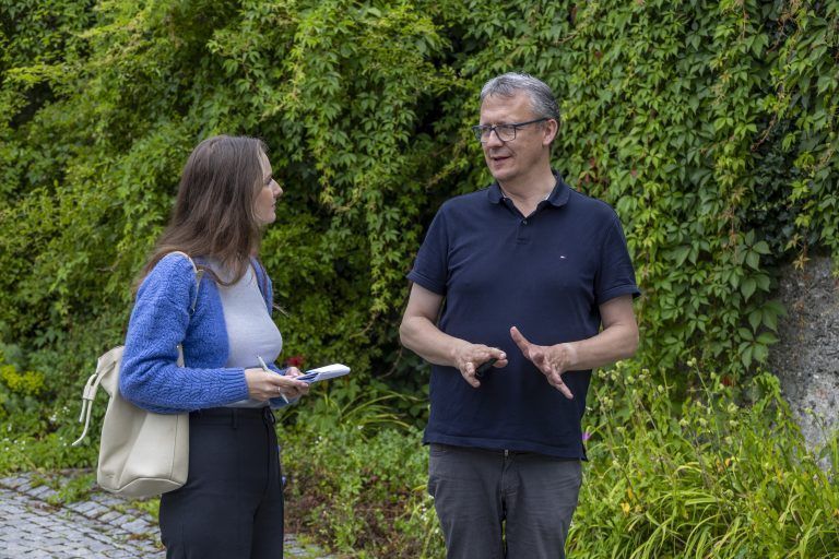 Wir treffen Rankler Mesner Martin Salzmann. Gräberreihen weisen immer mehr Lücken auf, weil die Urnenbestattung deutlich mehr wird. In Rankweil haben sie da beim St, Michaelsfriedhof ein echt nettes Projekt. Sie bepflanzen nämlich die leerstehenden Gräber mit Blumenwiesen.