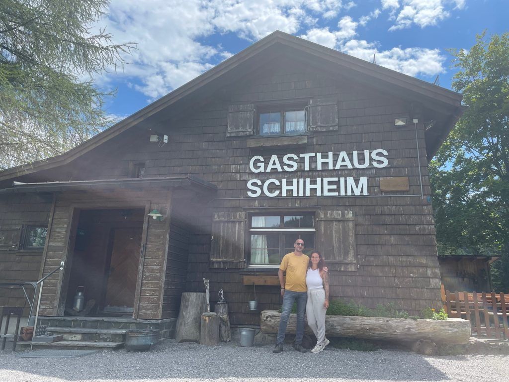 &#8220;Es soll ein Platz werden, wo man die Seele baumeln lassen kann&#8221;: Hohenemser Pächter-Duo haucht uriger Hütte neues Leben ein