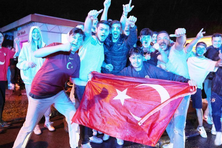 Türkische Fans feiern Viertelfinaleinzug nach Spiel gegen Österreich