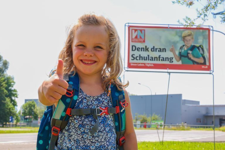 Fotoshooting zum Schulanfang, Erstklässler, Fotos Erstklässler an der Straße und Schulsäckle