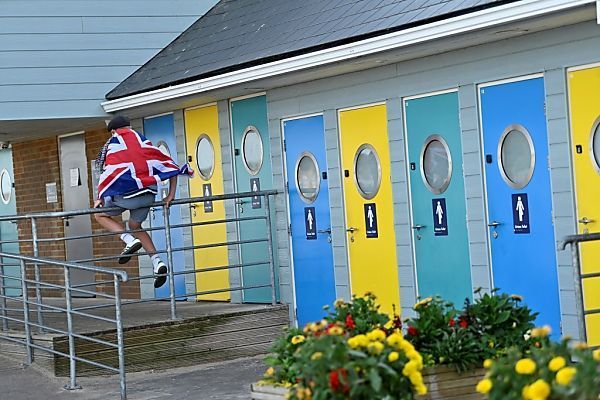 Randalierer greifen weitere britische Migrantenunterkunft an