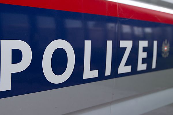 Junge Frau in Linz auf Straße niedergestochen