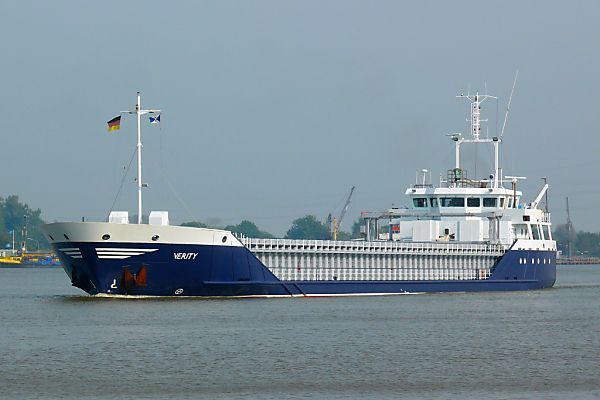 Schwimmkran hebt erstes Teil von &#8220;Verity&#8221;-Wrack
