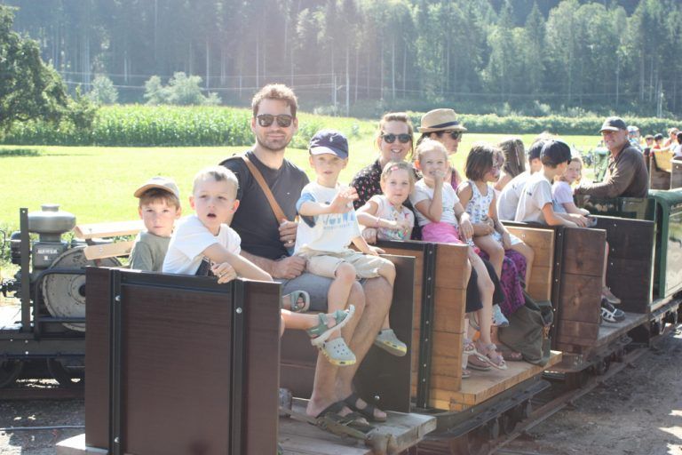 Feldbahn beförderte viele Gäste - Zangerl-Hoffest mit Tausenden Gästen
