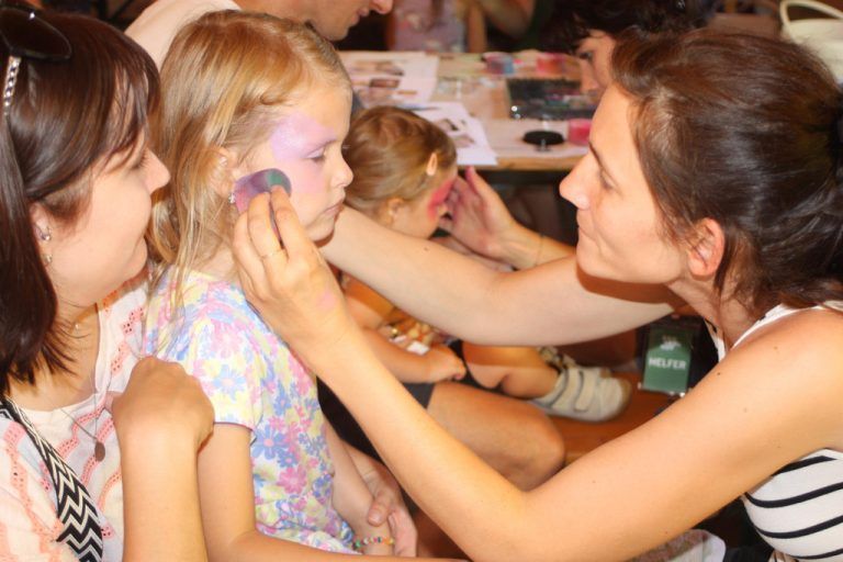 Kinderschminken war stundenlang ausverkauft. - Zangerl-Hoffest mit Tausenden Gästen