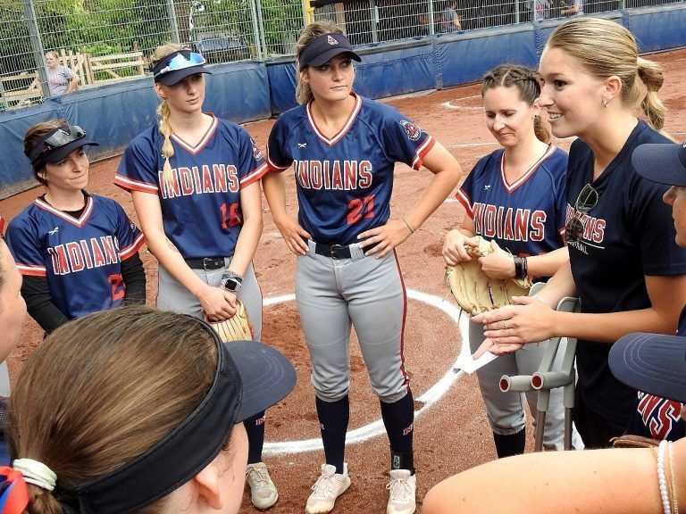Letzte Anweisungen von Coach Kallie Jones. - Großer Erfolg für die Indians Damen - Die Damenmannschaft der Dornbirn Indians schafft Einzug in die Playoffs.