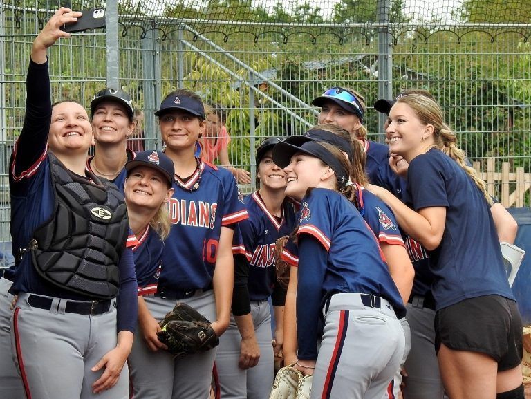 Die Dornbirn Indians Damen feierten ausgelassen ihren Einzug in die Playoffs. - Großer Erfolg für die Indians Damen - Die Damenmannschaft der Dornbirn Indians schafft Einzug in die Playoffs.
