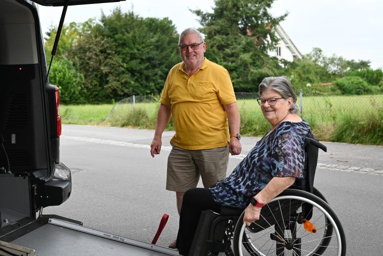 Helmut Hagen fährt Seniorin Gerti Dienesch zum Arzt und zum Einkaufen. - „Wir können noch was machen“ - „Wir können noch was machen“
