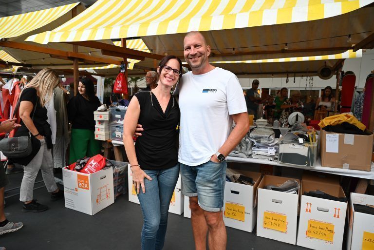 Sabrina Grass und Markus Reiter aus Höchst genießen das besondere Flair im Zentrum Lustenaus. - Abendliches Stöbern am Kirchplatz - Abendliches Stöbern am Kirchplatz
