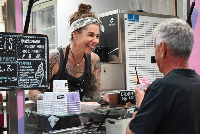 Bei Linda's Ice Cream konnten sich die Besucher ein leckeres Eis gönnen. - Abendliches Stöbern am Kirchplatz - Abendliches Stöbern am Kirchplatz
