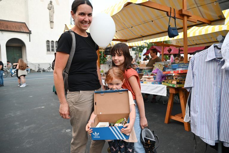 Claudia kam mit ihren Kindern Rosalie und Florentina. - Abendliches Stöbern am Kirchplatz - Abendliches Stöbern am Kirchplatz