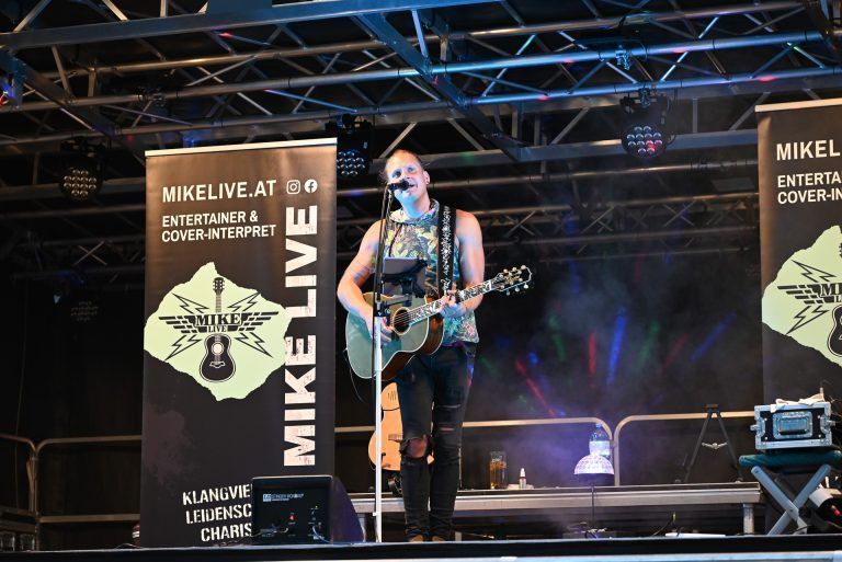 Der Musiker Mike Live unterhielt die Gäste am Donnerstagabend. - Abendliches Stöbern am Kirchplatz - Abendliches Stöbern am Kirchplatz