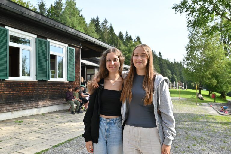 Meryem (13) und Emilia (14) haben vor drei Jahren einen Schatz vergraben. Sie verbringen gerne einen Teil ihrer Ferien in Oberbildstein. - Bullerbü-Idylle im Ferienheim Oberbildstein - Bullerbü-Idylle im Ferienheim Oberbildstein