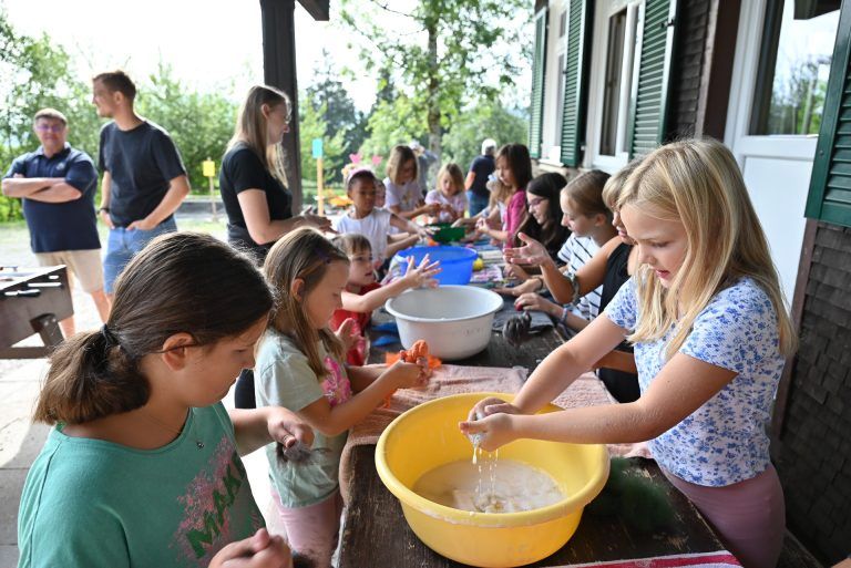 Die Kinder dürfen filzen und sich kreativ austoben. - Bullerbü-Idylle im Ferienheim Oberbildstein - Bullerbü-Idylle im Ferienheim Oberbildstein