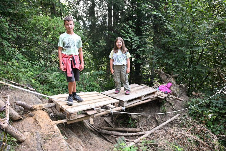Im Wald werden von den Kindern fleißig Hütten gebaut. - Bullerbü-Idylle im Ferienheim Oberbildstein - Bullerbü-Idylle im Ferienheim Oberbildstein