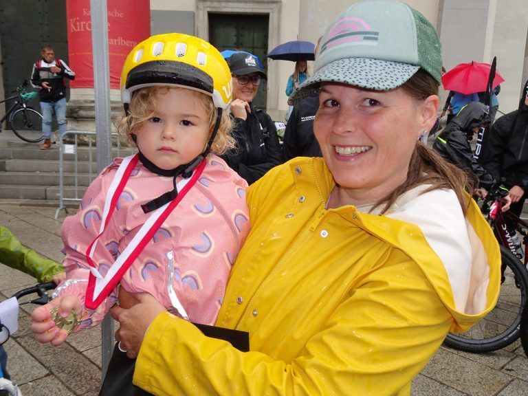 Stolze Mama Katharina Büchel mit ihrer Tochter Victoria. - Gelungene Premiere der ersten Dornbirner Radtage - Die Dornbirner Radtage boten für jeden Radfan etwas Besonderes.