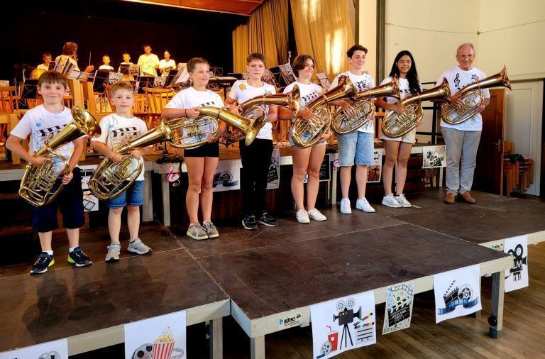 Zum stimmungsvollen Konzertauftakt gestaltete sich der Einmarsch aller Mitwirkenden und die Vorstellung der 51 Jungmusikanten und ihrer 17 Betreuer in den einzelnen Registern. - Bilder vom Konzert als krönendem Abschluss des Jungmusikanten-Ferienlagers des MV Lochau - Bilder vom Konzert als krönendem Abschluss des Jungmusikanten-Ferienlagers des MV Lochau