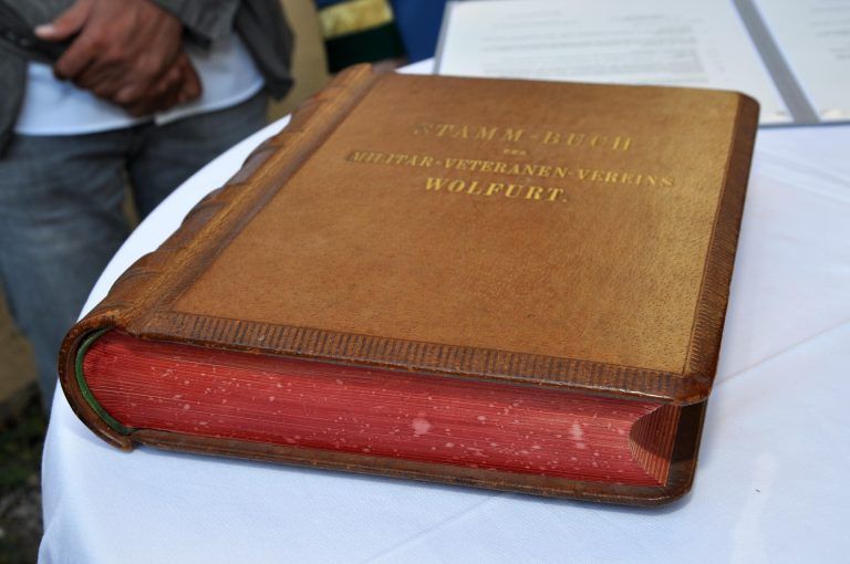Das Stammbuch dokumentiert die Geschichte des Militär-Veteranen-Vereins. - Stammbuch des Kameradschaftsbunds