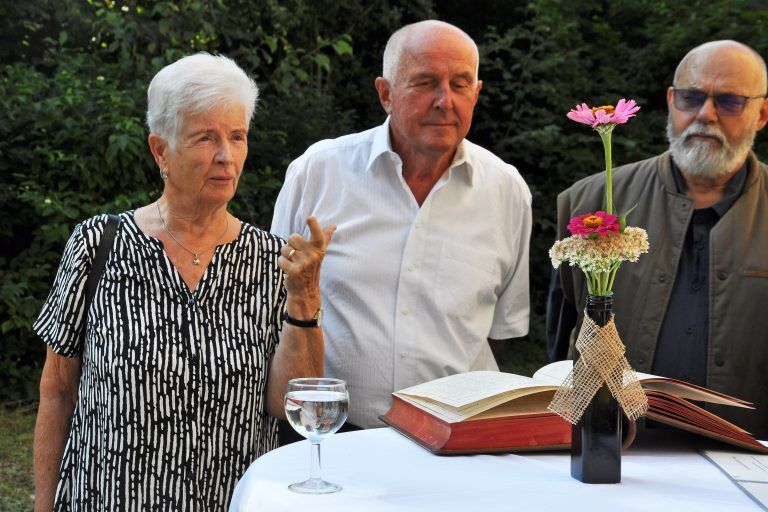Renate Heim erzählte, wie aufwendig das Transkribieren war. - Stammbuch des Kameradschaftsbunds