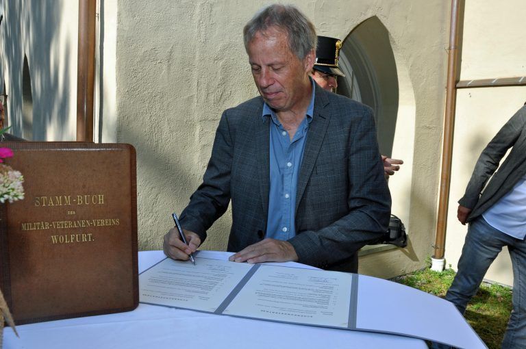 Norbert Schnetzer, Direktorstellvertreter der Vorarlberger Landesbibliothek freut sich über den historischen Neuzugang. - Stammbuch des Kameradschaftsbunds