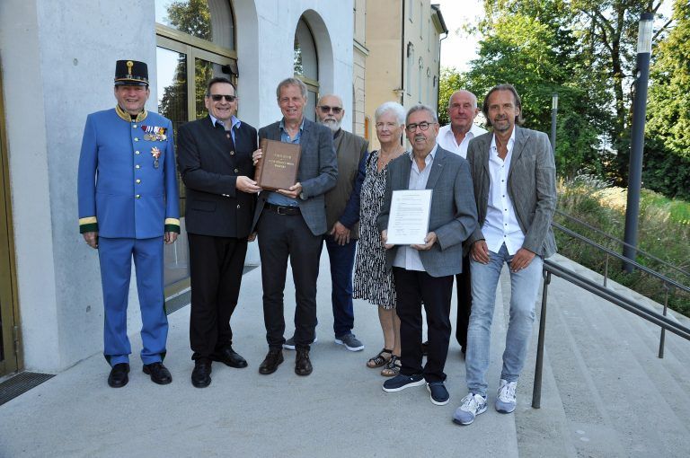 Mit einem Festakt wurde die Schenkung gefeiert v.l.n.r.: Erwin Fitz, Thomas Kinz (beide Kameradschaftsbund), Norbert Schnetzer (Landesbibliothek), Christoph Cesa, Renate Heim, Walter Mohr, Ernst Heim (alle 4 Kameradschaftsbund) und Thomas Feurstein (Landesbibliothek). - Stammbuch des Kameradschaftsbunds