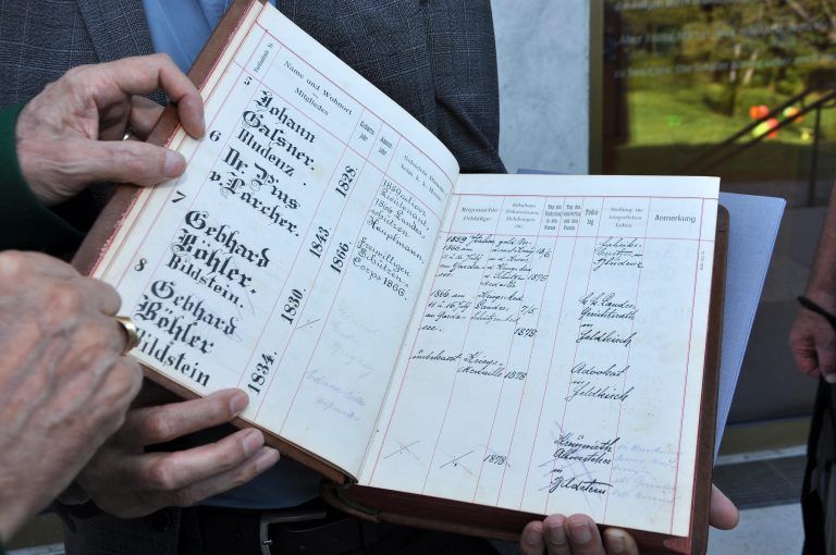 Die Namen sind in schöner, gotischer Schrift eingetragen. - Stammbuch des Kameradschaftsbunds