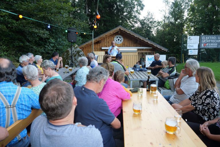 Zahlreiche Bewohner versammelten sich zum traditionellen Parzellenabend, um über aktuelle Entwicklungen informiert zu werden. - Parzellenabend in Gampelün - Gampelün, Parzellenabend